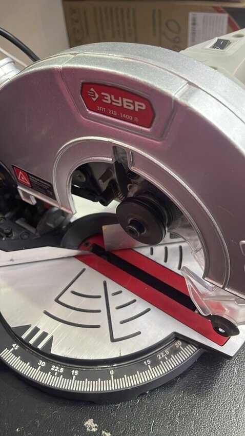 Пила торцовая Зубр 210-1400л