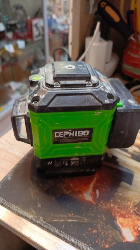 Лазерный уровень DERHIBO