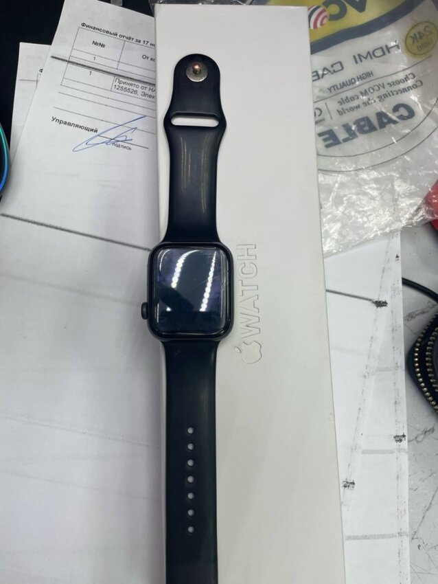 Часы Apple SE  первого поколения