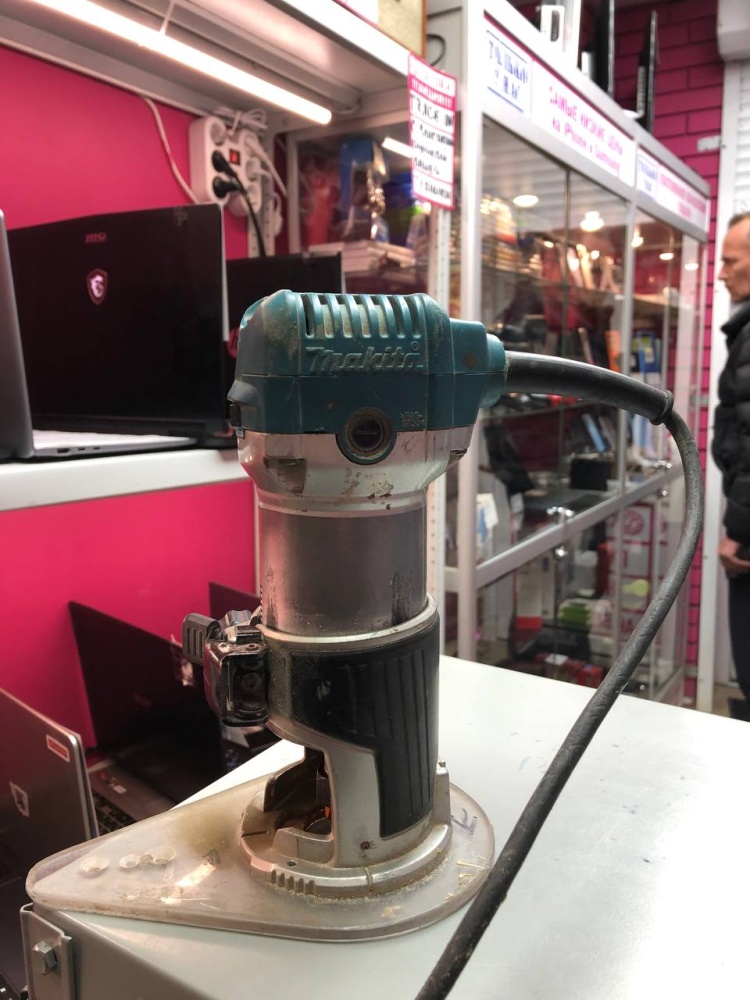 Фрезер Makita RT0700C